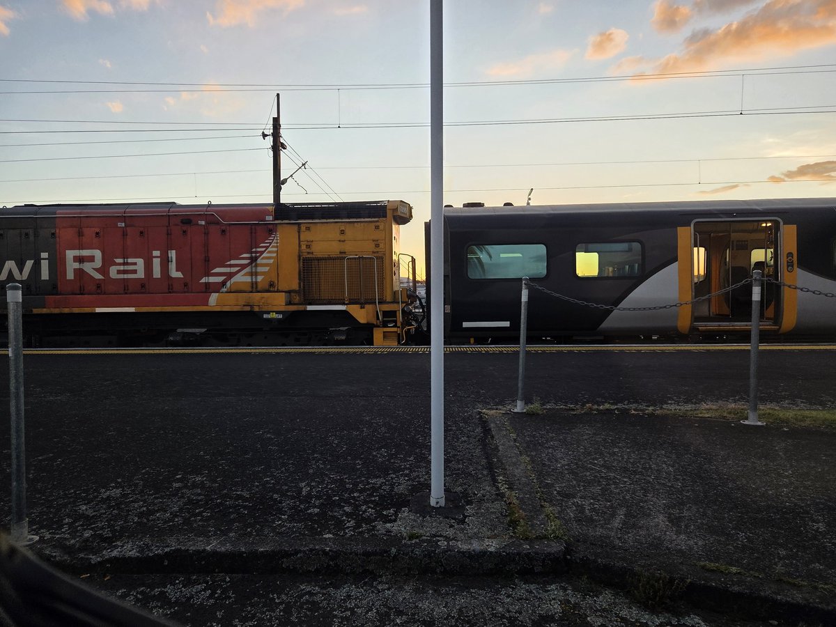 Saturday sunsets. Mildura 🚗 Melbourne ✈️ Auckland 🚌 Puhinui 🚆 Hamilton Aotearoa-New Zealand.