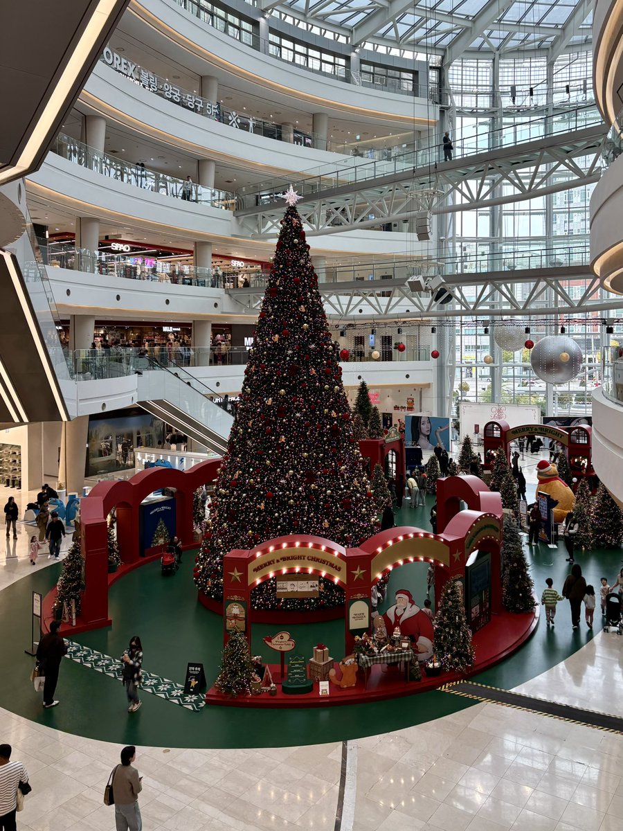 zhiyuan_h's tweet image. 집 앞은 가을 쇼핑몰은 겨울