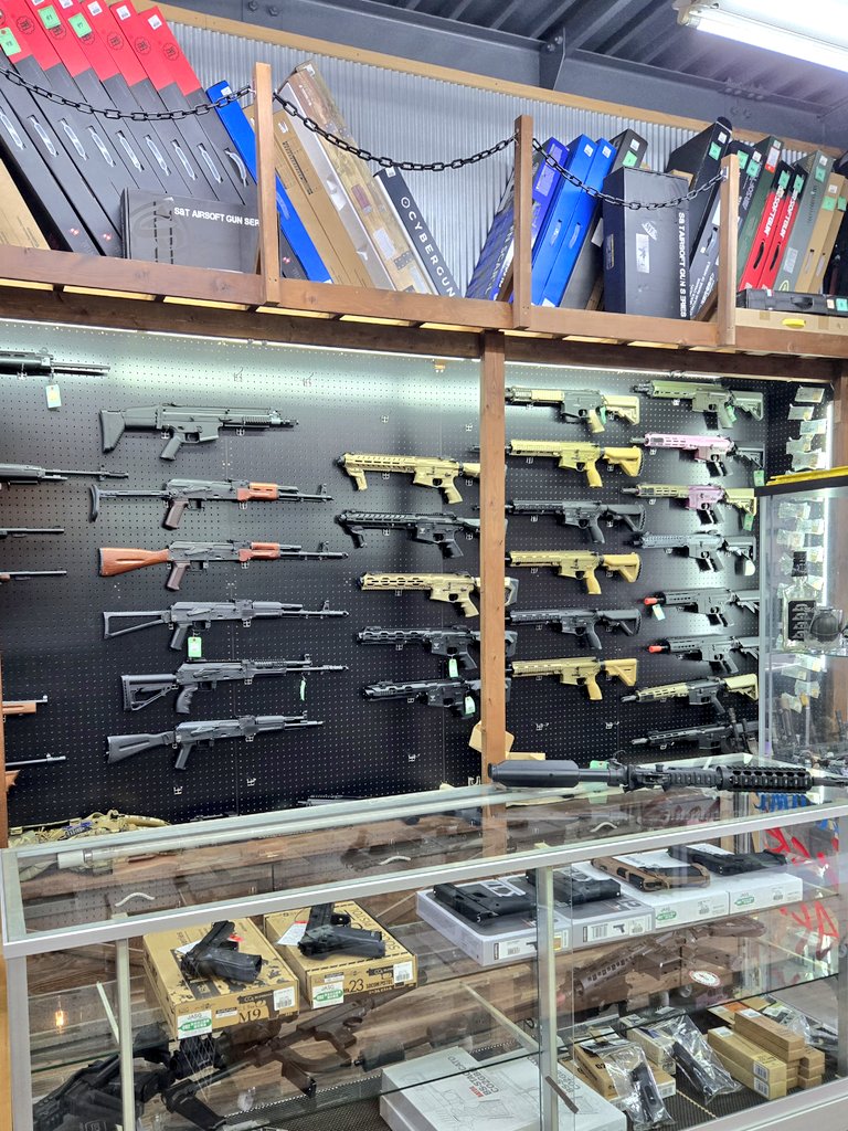 PrectiveGallery's tweet image. 今日はポカポカ陽気だったのでファットボーイに跨がり栃木のアラモ銃砲店ことウエストサイド(@WESTSIDE_army)さんへ😎
壁一面に張り巡らされたファイアーアームズが実に心地好い💓
セントリーガンっぽいのは置いてあったけど射程400可変式プラズマライフルはまだ取り扱いありませんでした☝️
#Westside