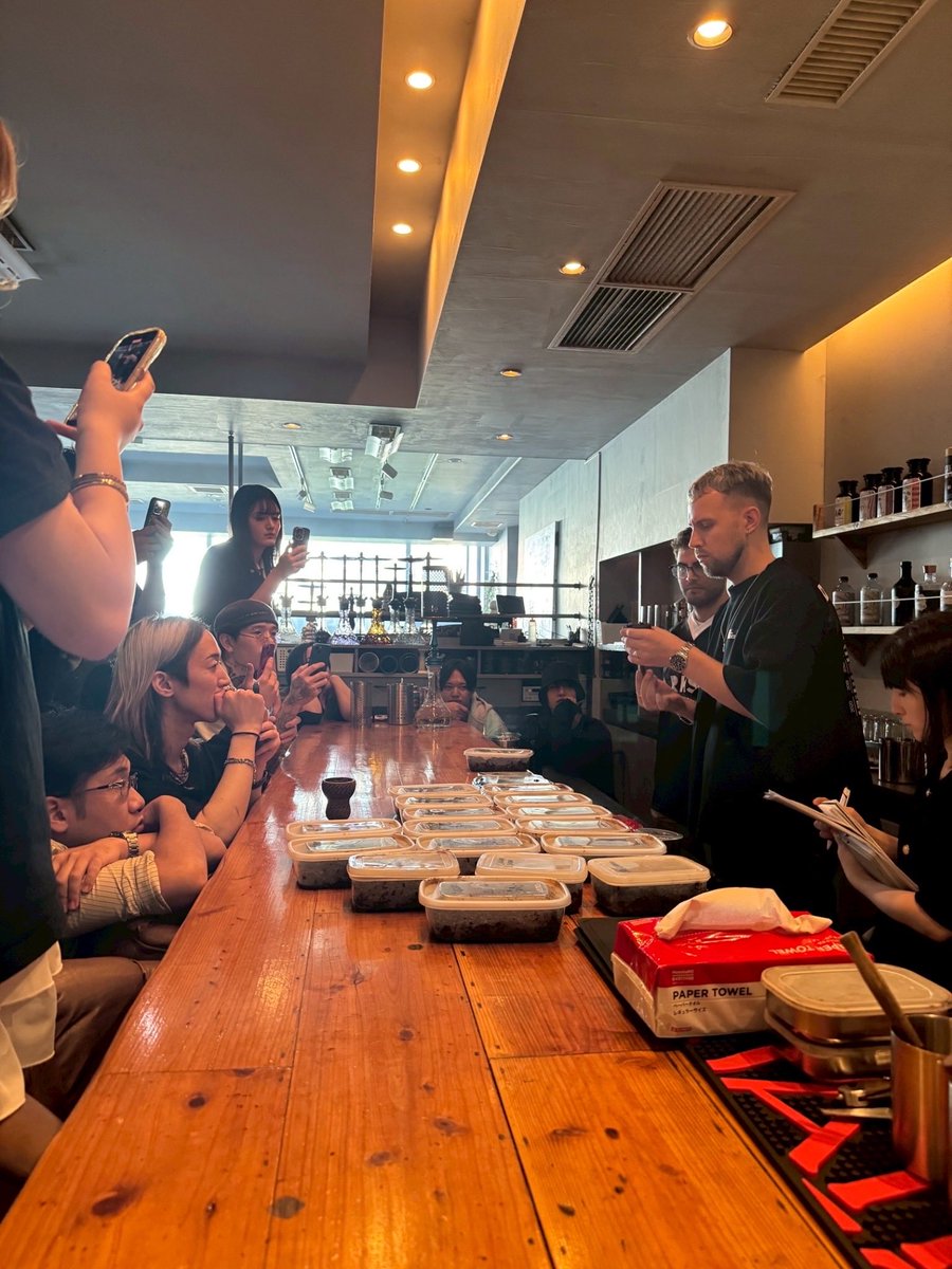 10月23日に大阪<a href="/LaluceShisha/">𝐒𝐡𝐢𝐬𝐡𝐚 𝐋𝐨𝐮𝐧𝐠𝐞 𝐋𝐚𝐋𝐮𝐜𝐞</a> にて
DARKSIDE本社アンバサダーをお迎えし、ワークショップを開催しました！
初のワークショップイベントにも関わらず、たくさんのシーシャ店オーナー様、スタッフの皆様にご参加いただき、誠にありがとうございました🖤