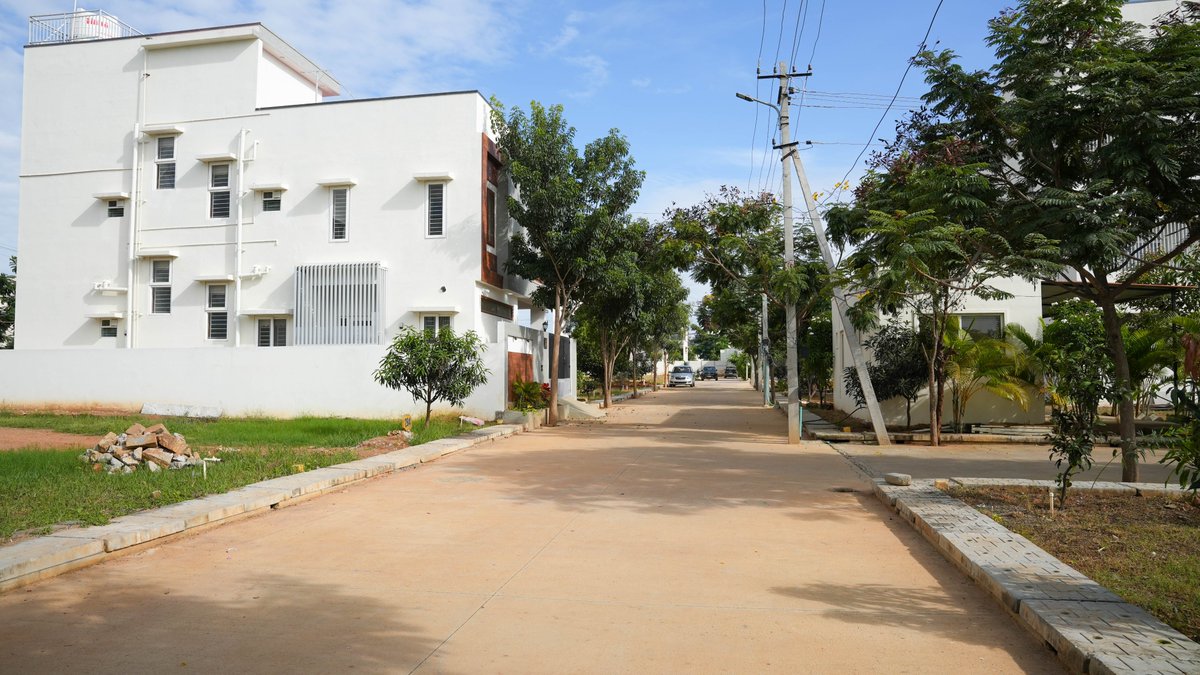 SizzleProperty's tweet image. Looking for a villa plot in East Bangalore?
Here’s your chance to own a premium address at Budigere Cross —
BMRDA, RERA &amp;amp; E-Khata approved plots starting at just ₹96 Lakhs!* 🏡

📞 Call now: 9916920865 / 7411554415

#VillaPlots #BudigereCross #EastBangalore #RERA #BMRDAplots