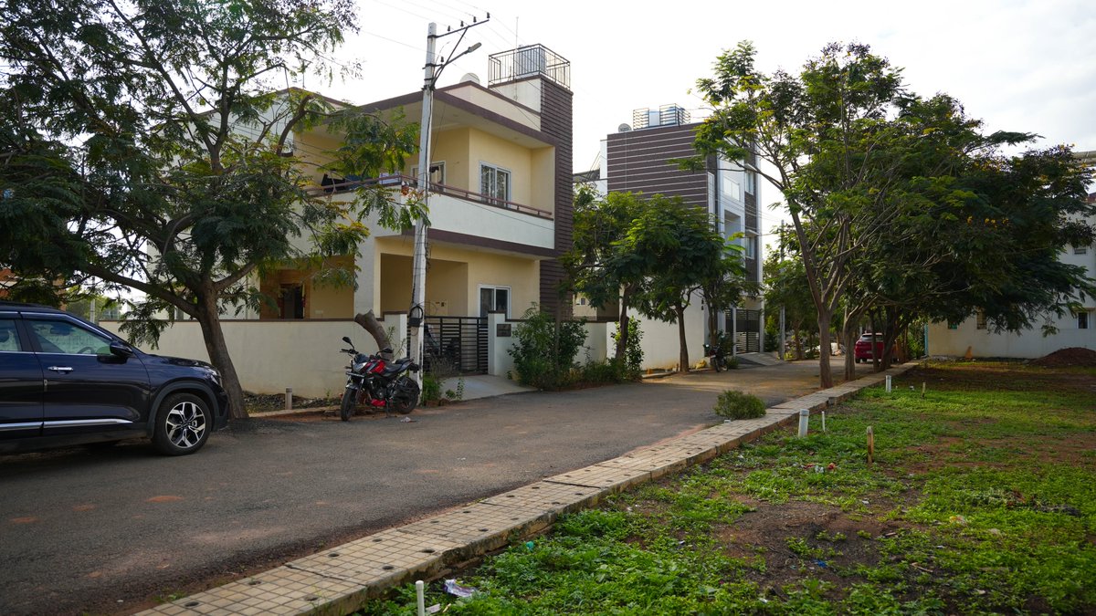 SizzleProperty's tweet image. Looking for a villa plot in East Bangalore?
Here’s your chance to own a premium address at Budigere Cross —
BMRDA, RERA &amp;amp; E-Khata approved plots starting at just ₹96 Lakhs!* 🏡

📞 Call now: 9916920865 / 7411554415

#VillaPlots #BudigereCross #EastBangalore #RERA #BMRDAplots