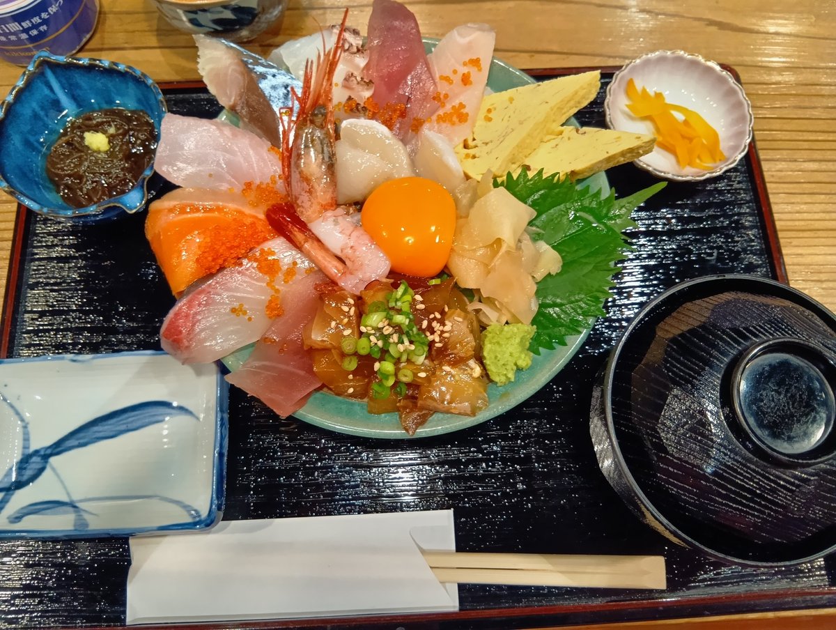 Komon_jo's tweet photo. 夏に食べた波平さんの海鮮丼もゴージャスで美味しかった。
そろそろ漁ができるとかいうニュース。八丈の魚はうまい。期待して待ってる! また食べたい😋
#八丈島 #HachijoIsland #Tokyo #TokyoIslands
#JapanTravel #IslandVibes #SecretTokyo https://t.co/ZAICruLnrd