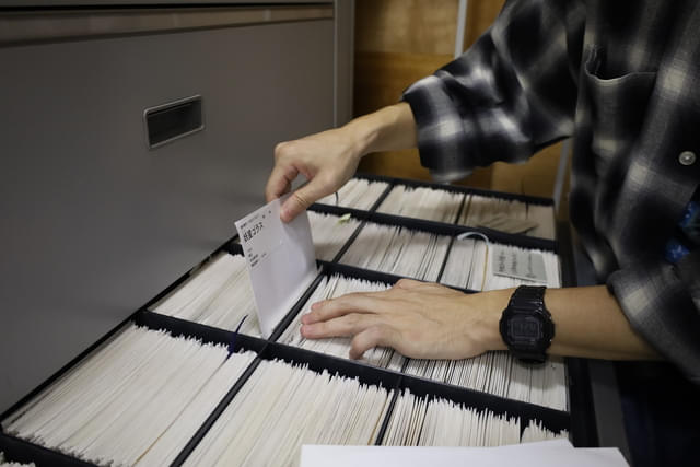 映画.comに連載コラム【国立映画アーカイブ　お仕事は「映画」です。】第21回を公開！eiga.com/extra/nfaj/21/

「所蔵資料が羽ばたくとき――映画資料へのアクセス対応の仕事（上） 」 と題し、当館が所蔵するポスター等の映画資料を、外部の方が活用できるよう提供する仕事にスポットを当てています。