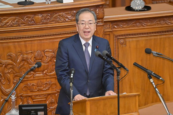 saitotetsuo's tweet photo. 総理の深夜3時の答弁準備。

批判するのではなく、これは「国会の仕組み」を見直すきっかけにすべきだと思います。

私も国交大臣時代、何度も答弁書の最終確認が深夜に及びました。

すべては国民に尽くすための仕事ですから、公務員も国会議員も、もっと価値的に働き、パフォーマンスを上げていく改革が必要です。

公明党は与党時代、「速やかな質問通告」「タブレット使用など国会質疑のデジタル化」を提案し、議会運営委員会で、合意形成をリードしてきました。

国会こそ“働き方改革”が必要です。

野党となった今だからこそ、充実した質問内容に力を尽くすことはもとより、国民目線で建設的な国会運営を訴え、改革を進めていきます。
