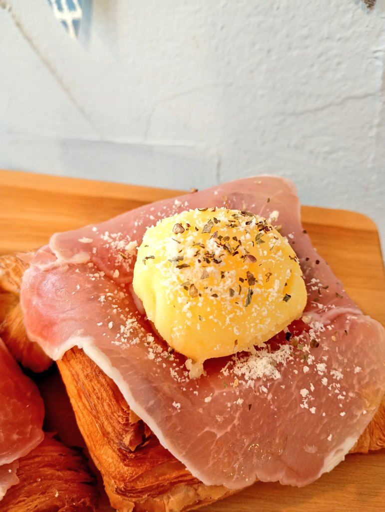 「きたあかりと生ハム」の新登場です！
生駒育ちのきたあかりを北海道よつ葉バターでマッシュポテトにして、生ハムと一緒にウーフいちおしクロワッサンにのせました！
パルメザンチーズとオリーブオイルとバジルとあらびきペッパーもぱらり♪
冷蔵ケースに並んでますので、ぜひのぞいてくださいね〜♪