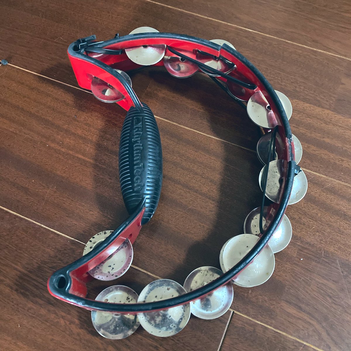 昨日の目撃者から『あれは三節棍（武器）なのでは？』と噂され騙し騙し直して使って来たタンバリンがライブ中に遂に根本から折れた。タンバリンの種類には『ブラス』と『ニッケル』があってその色味から『太陽と月』を連想して曲名にした。製造終了品なので見つかるまでまた騙し騙し。
#赤いタンバリン