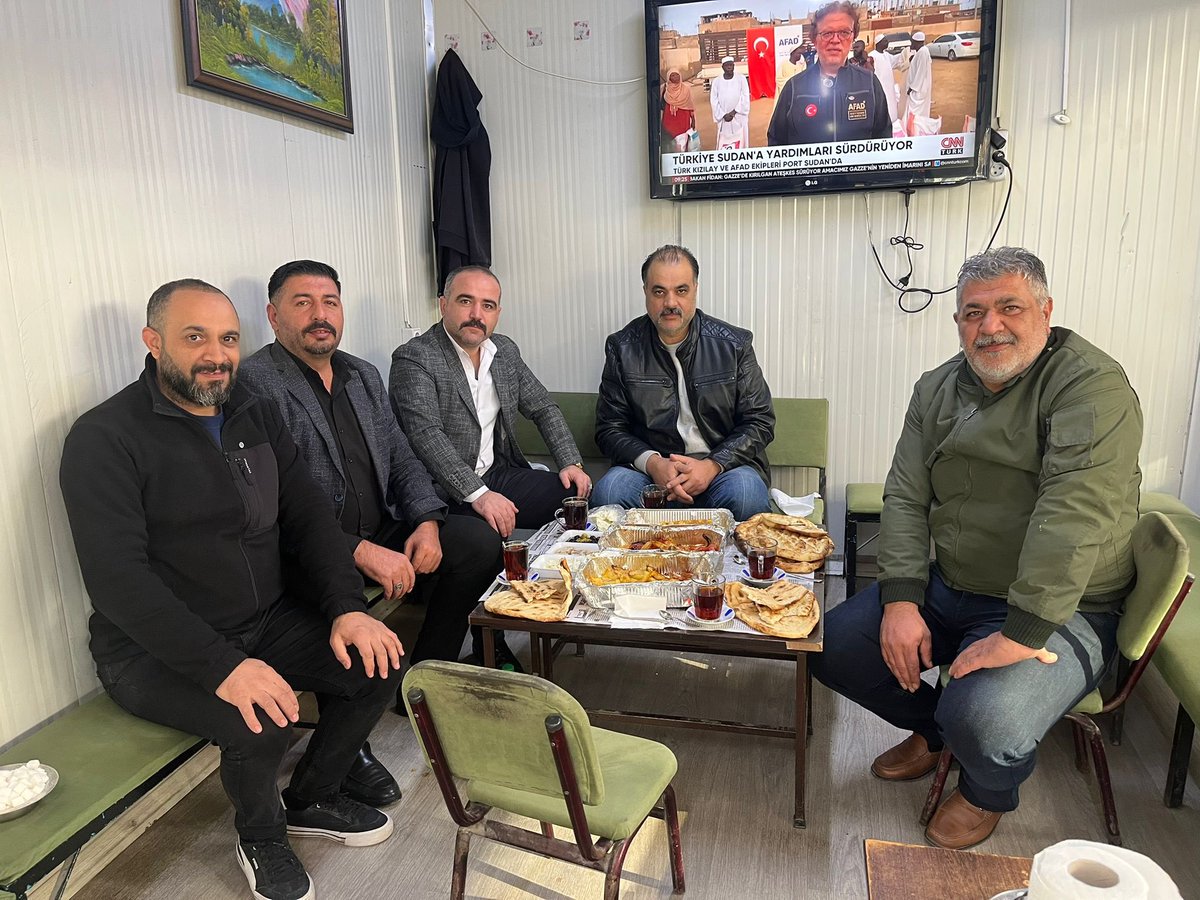 Cumartesi günü kahvaltımızı şehir merkezinde konteynırda faaliyet gösteren değerli esnaflarımız ve Ülküdaşlarımız ile birlikte yaptık. 

Varolsunlar, misafirperverliklerinden dolayı teşekkür ediyorum.