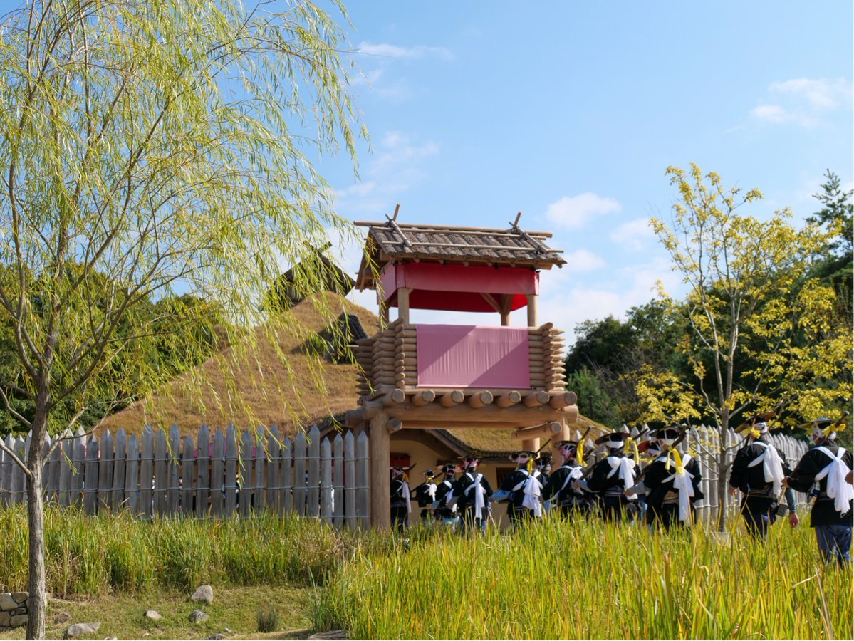 本日、愛・地球博記念公園の「あいちサトラボ」及び「もののけの里」で【長久手の「警固祭り」の鉄砲隊がやってくる】を開催し、火縄銃の実演や民俗芸能の「棒の手」が披露されました。発砲の迫力や間近で繰り広げられた演技に歓声があがっていました。