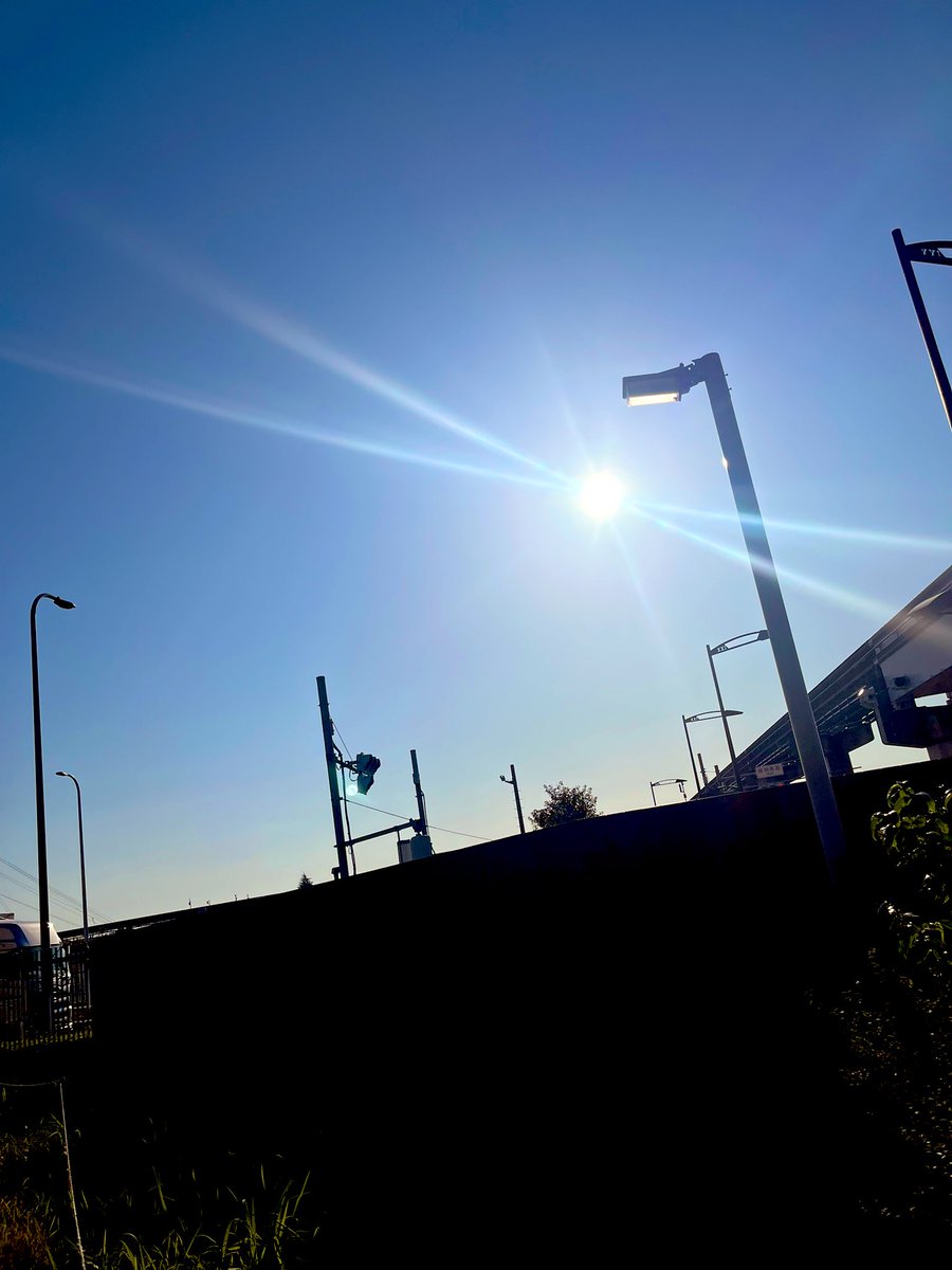 ukq3x's tweet photo. #太陽 #空 #同じ空の下 ＃ファインダー越しの私の世界 #キリトリノセカイ 
#sun #blue #sky #photography #today https://t.co/tCTqVvz2pF