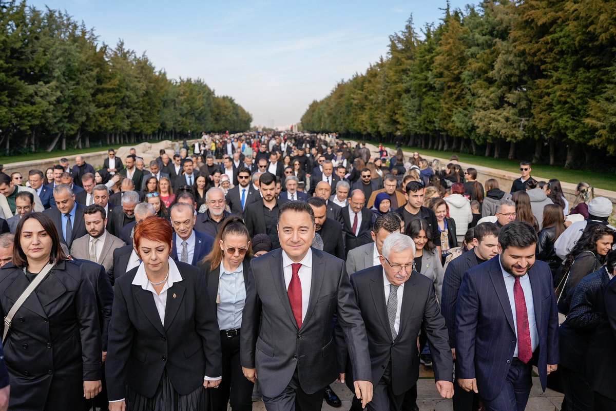 alibabacan's tweet image. Bugün, Cumhuriyetimizin kurucusu Gazi Mustafa Kemal Atatürk&apos;ün vefatının 87. yıl dönümü vesilesiyle DEVA Partisi olarak Anıtkabir&apos;deydik.

Türkiye’nin dört bir köşesinden akın akın gelen on binlerce vatandaşımız genciyle, yaşlısıyla, öğrencisiyle oradaydı.