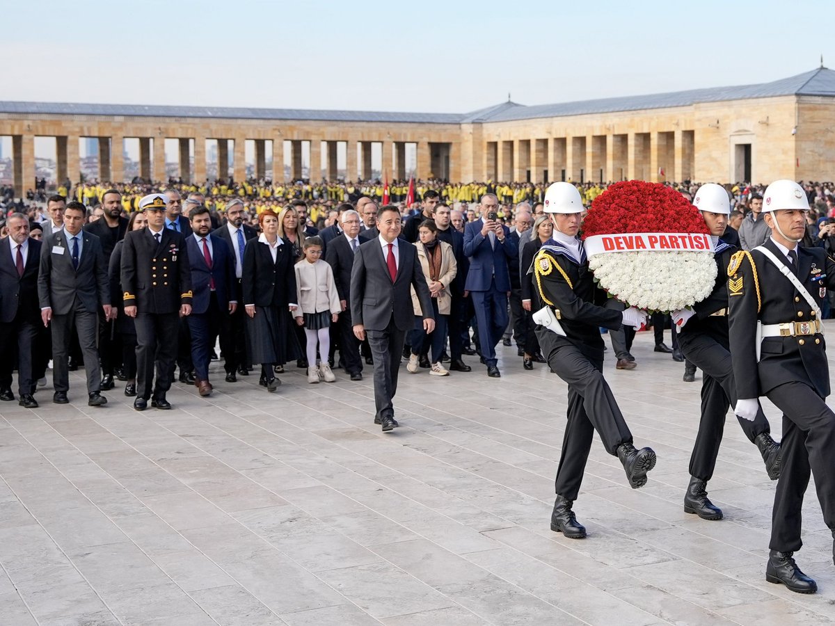 alibabacan's tweet image. Bugün, Cumhuriyetimizin kurucusu Gazi Mustafa Kemal Atatürk&apos;ün vefatının 87. yıl dönümü vesilesiyle DEVA Partisi olarak Anıtkabir&apos;deydik.

Türkiye’nin dört bir köşesinden akın akın gelen on binlerce vatandaşımız genciyle, yaşlısıyla, öğrencisiyle oradaydı.