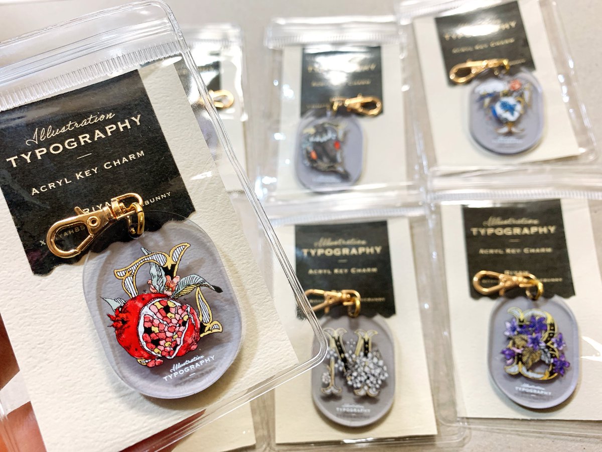 riyah85's tweet image. ガチャ用のアルファベットタグチャーム出来ました✨
いつもお世話になってるCORNER PRINTING( @cornerprinting3 )さんに制作をお願いしましたのが届きました！チャーム金具つけたらこんなに可愛く仕上がって！パッケージに入れて完成です🎀
色んな所に付けれますよ🧳
#コミティア154 で頒布します◎