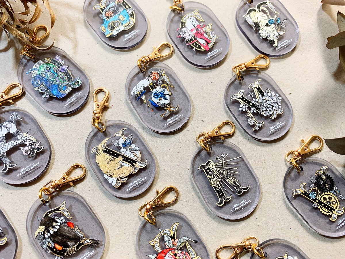 riyah85's tweet image. ガチャ用のアルファベットタグチャーム出来ました✨
いつもお世話になってるCORNER PRINTING( @cornerprinting3 )さんに制作をお願いしましたのが届きました！チャーム金具つけたらこんなに可愛く仕上がって！パッケージに入れて完成です🎀
色んな所に付けれますよ🧳
#コミティア154 で頒布します◎