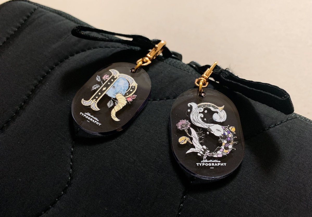 riyah85's tweet image. ガチャ用のアルファベットタグチャーム出来ました✨
いつもお世話になってるCORNER PRINTING( @cornerprinting3 )さんに制作をお願いしましたのが届きました！チャーム金具つけたらこんなに可愛く仕上がって！パッケージに入れて完成です🎀
色んな所に付けれますよ🧳
#コミティア154 で頒布します◎