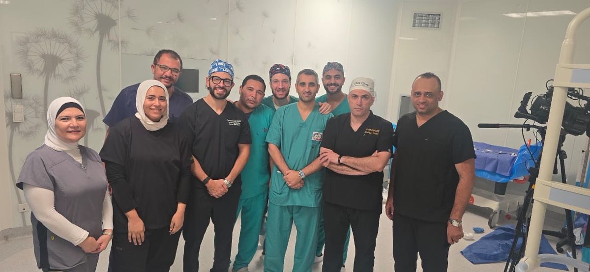سعدت بالمشاركة في النقل الحي لعملية تركيب صمام قلبي معقدة، برفقة نخبة من الزملاء المتميزين: د. كريم، ود. شادي، ود. أيمن، من مستشفى العاصمة الإدارية في جمهورية مصر العربية.
تجربة علمية ثرية وتعاون متميز يجسد روح تبادل الخبرات بين الفرق الطبية العربية