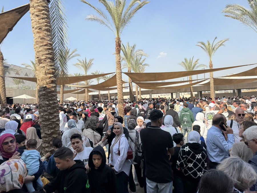 من وجهة نظر الأخ، الآلاف اللي اتكدسوا في المتحف اليومين دول لازم يكونوا مُلحدين، لأن المسلمين و المسيحيين و اليهود، كلهم بيكرهوا الحضارة المصرية، مش عشان دي "أصنام"، لا، عشان بتكشف كذب قصص موسى و الخروج اللي ببقدسوها.
معرفش ازاي تماثيل الفراعنة بتكذّب قصة موسى، بس تحية لذكاؤه👏