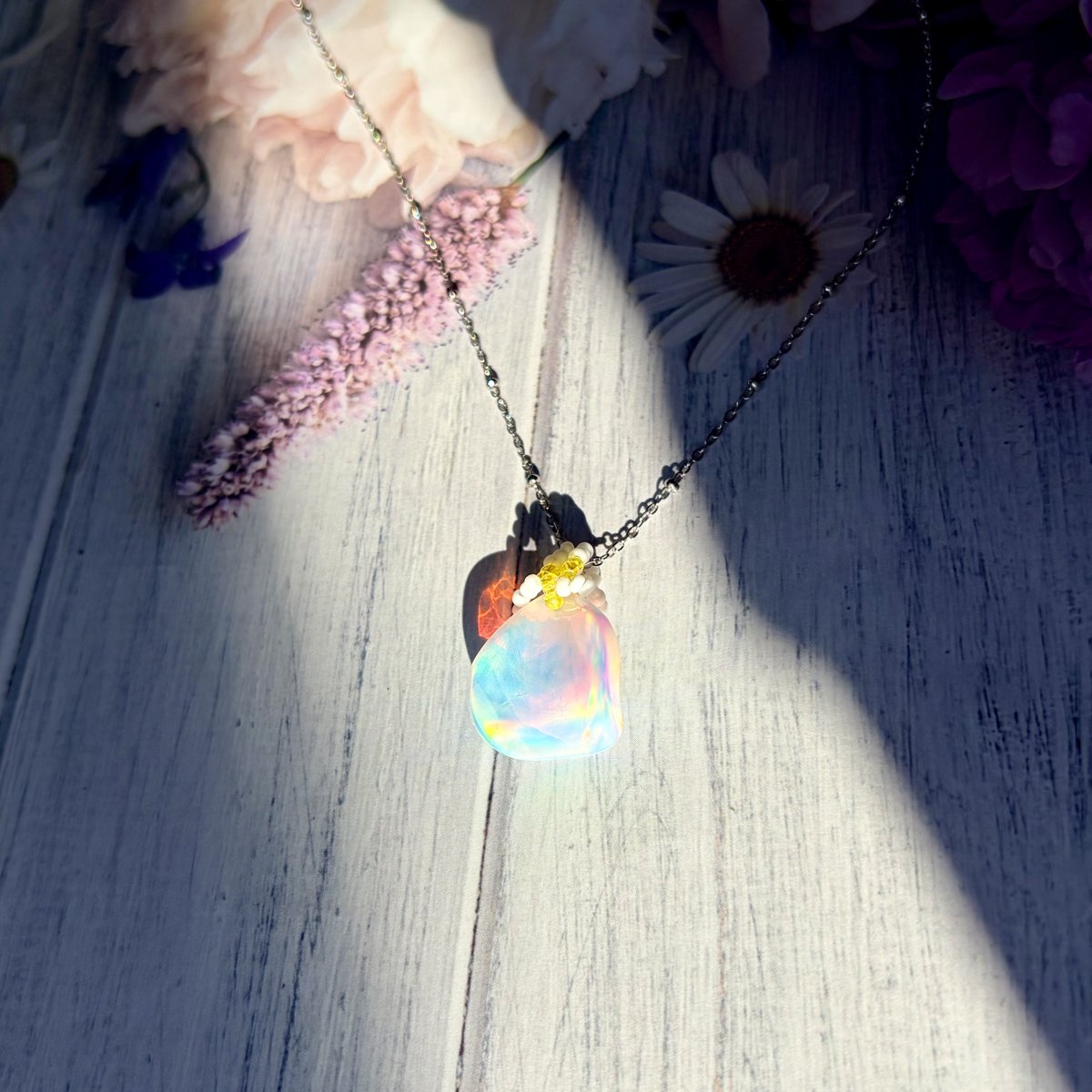 Ayumi_RandB's tweet image. ハイオパペタルのメンバーを紹介するぜっ
オーロラホワイト赤斑　ペンダント！

スタンダードラベンダーパープル　ペンダント！

オーロラクリアホワイト青斑　ペンダント！

スタンダードホワイトマルチ斑　フックピアスorクリップイヤリング！

以上だっ