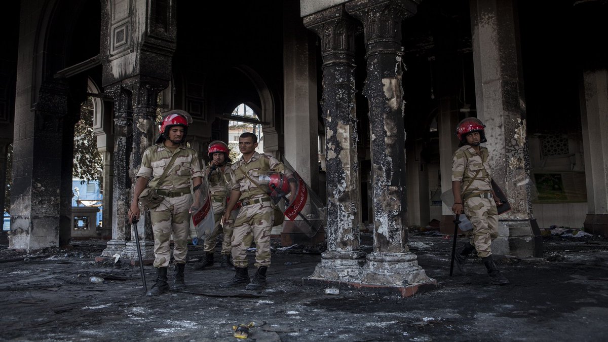 تتحدث صفحات الفيس بوك بكثافة عن الاستاذ انور الهوارى وهو كاتب له عدد كبير من المتابعين ضد السيسي ، بعد ان تم نشر بوستات قديمة له يعظم فى مذبحة رابعة والنهضة ، ويعتبرها من الأحداث الوطنية المجيدة  !!!!!!!!!!

أنا هستغل الفرصة دى واتكلم عن موضوع اكبر من كده شوية 
اكبر من شخصية