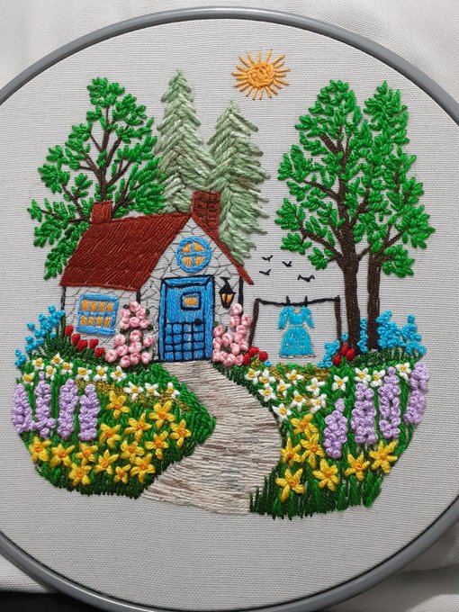 “Bir varmış bir yokmuş, ormanda kulübede yaşayan İyi kapli bir kız yaşarmış, bu iyi kapli kız fakirmiş ama mutluymuş, sadece iki elbisesi varmış birini yıkanınca diğerini giyermiş”
Küçükken anlattığım masalın nakışını işledim, artık kimin nasibi ise onun DeGetLo çantası olacak🤗