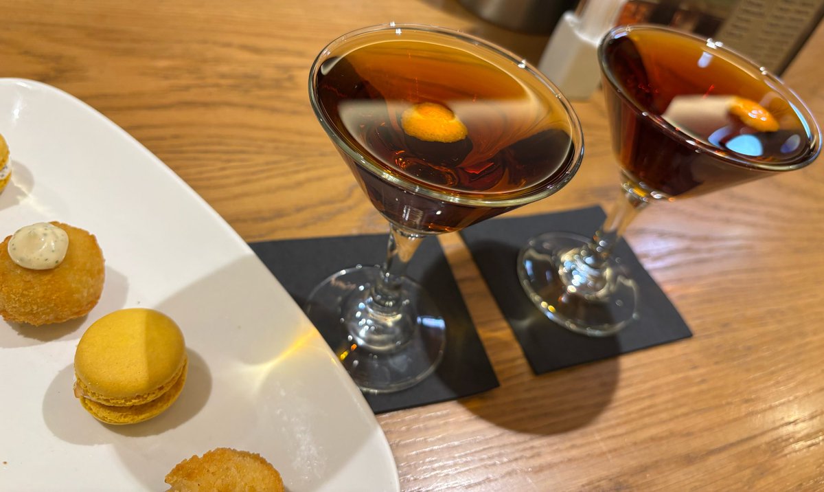 El vermú "preparado", en el Tee.
Imprescindible.