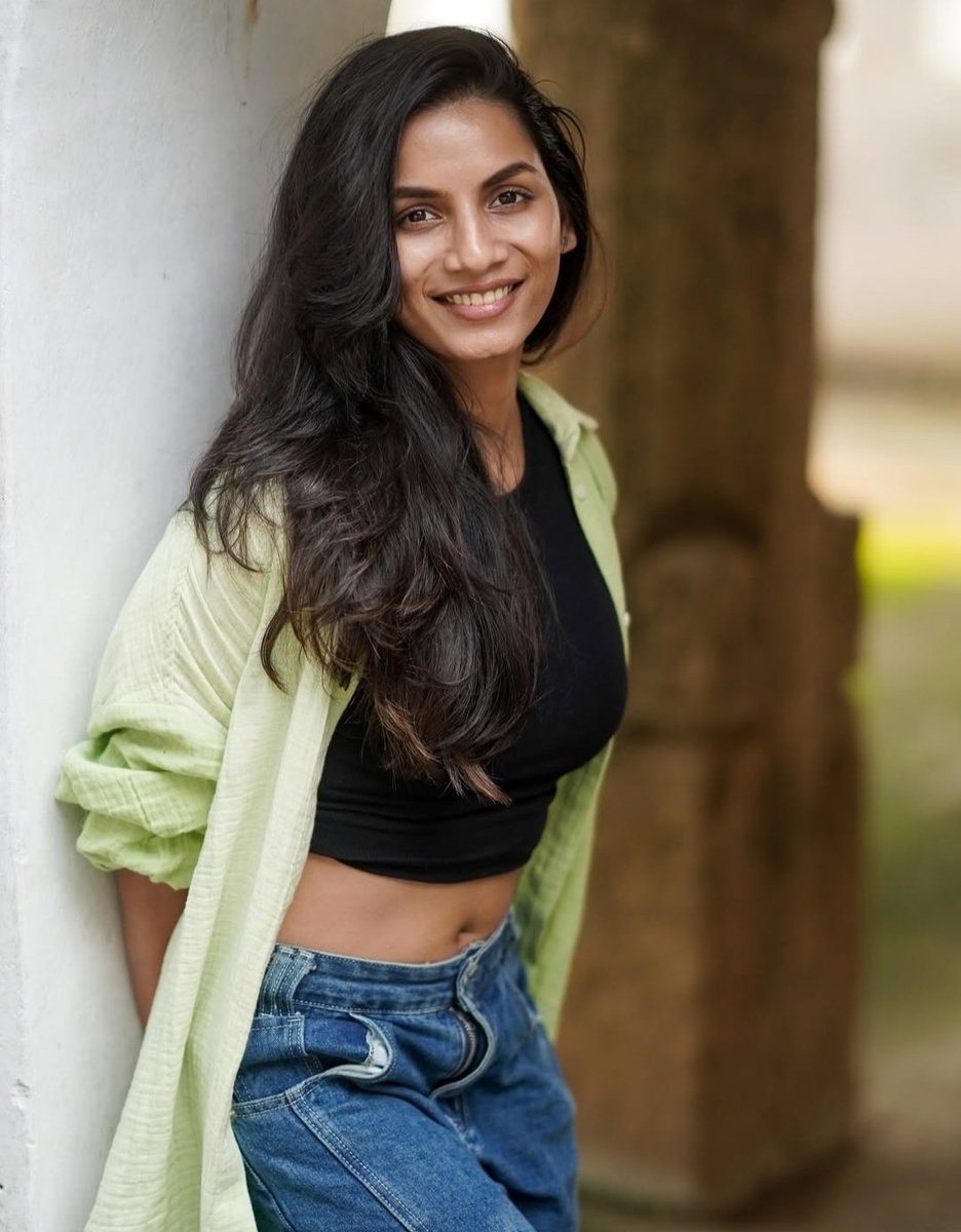 filmy_south_'s tweet image. Three ravishing stars of #Aaromaley film ❤ A nice feel-good ROM COM now running in cinemas. Book your tickets. Getting more good reports from audience. Dir Sarang is impressive 🔥👌

#Sandhya #Namritha #Shivathmika