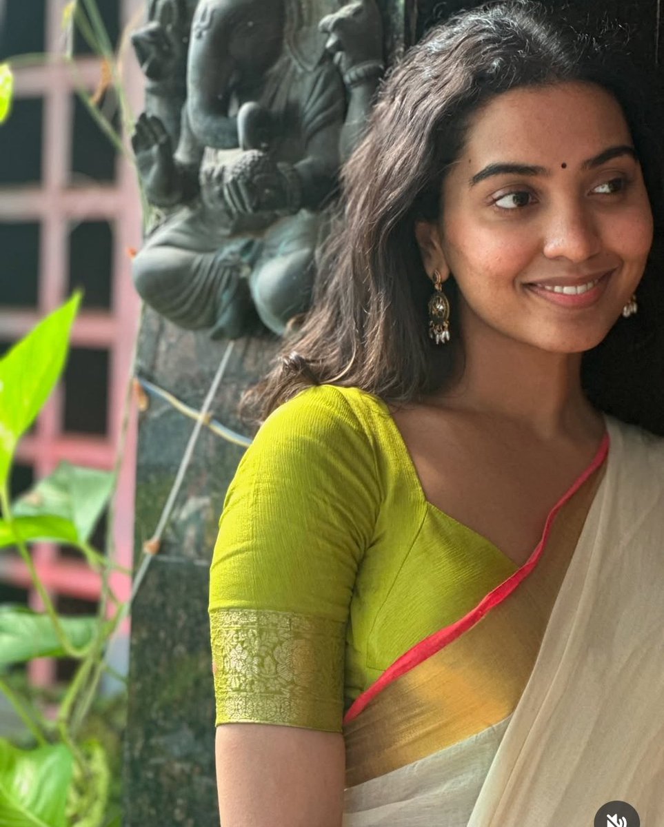 filmy_south_'s tweet image. Three ravishing stars of #Aaromaley film ❤ A nice feel-good ROM COM now running in cinemas. Book your tickets. Getting more good reports from audience. Dir Sarang is impressive 🔥👌

#Sandhya #Namritha #Shivathmika