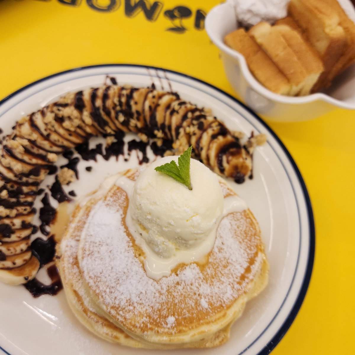 오늘의 메뉴는 캔모아
초코 바나나 팬케이크야 으무!
오늘도 맛저해 히어로군!
내 이름은 히이로야 
좋은 이름이야 히어로군!
내 이름은 히이로야 
좋은 이름이야 히어로군!
내 이름은 히이로야 
좋은 이름이야 히어로군!
내 이름은 히이로야