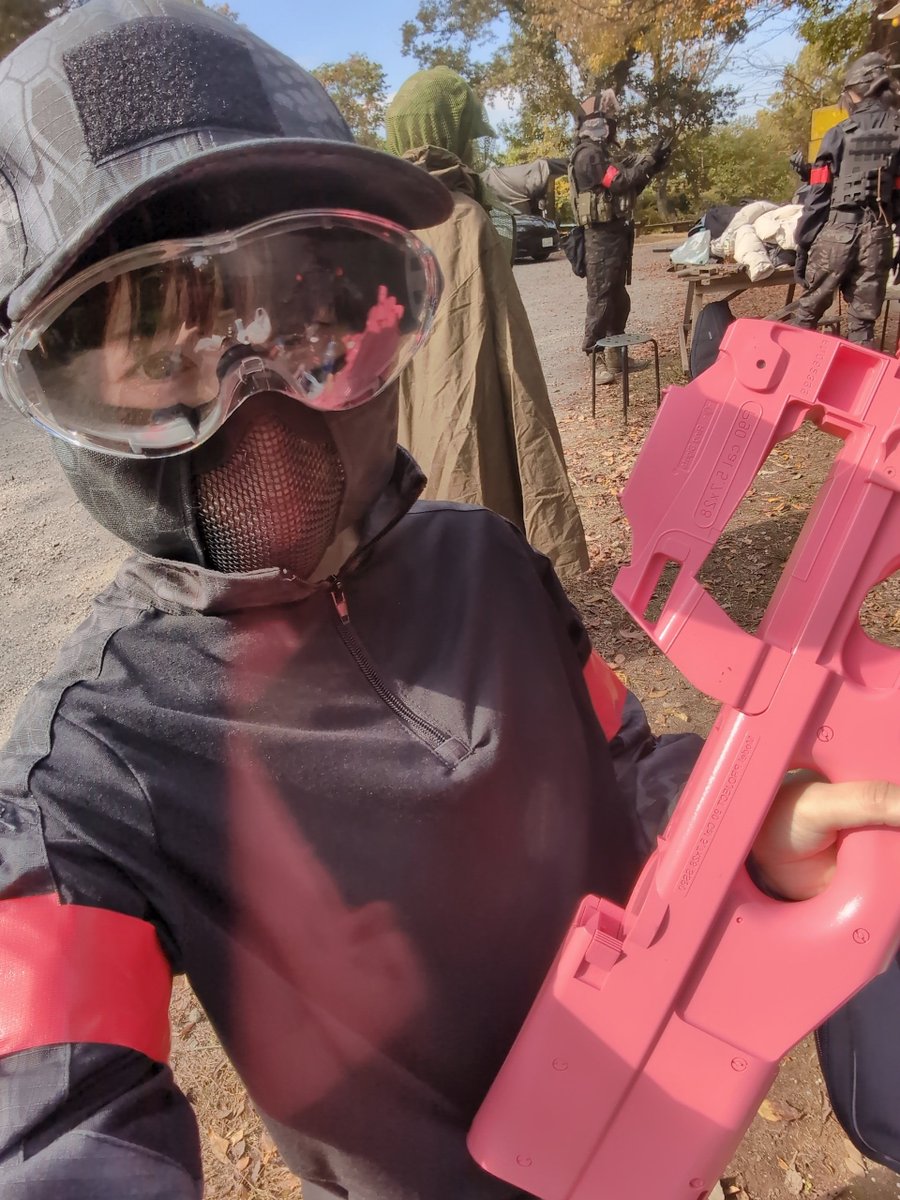 本日サバゲッでした！
ケルちゃんからP90をお借りした〜🙏
勝ち負け関係なくみんなゲラゲラ笑ってて大変良き一日でした…♡