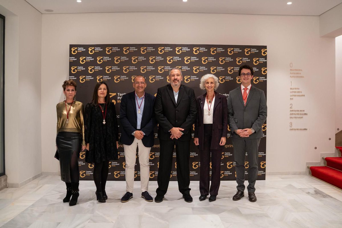 PopularsInca's tweet image. Assistim al pregó del Dijous Bo al Teatre Principal d’Inca 🎭
Amb un pregoner de luxe, Tomeu Bauçà, que ens ha fet vibrar d’orgull inquer! 💙
#DijousBo #Inca #OrgullInquer