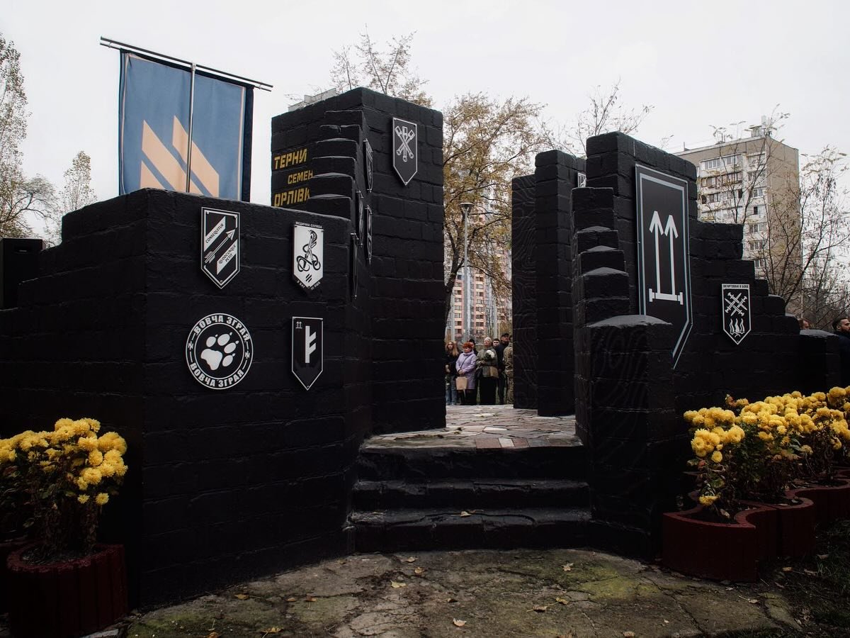 In Kyiv, a military memorial has appeared featuring the Dirlewanger SS Brigade insignia (modified).

It's dedicated to the fallen fighters of the “elite” 3rd Assault Brigade (Azov movement), whose creators apparently decided that adding a single grenade to the iconic SS symbol