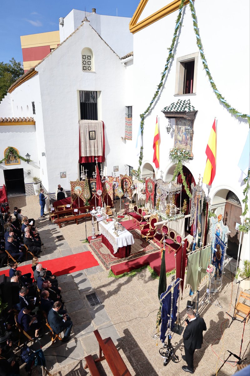 capuchinossvq's tweet photo. #275FrayIsidoro |El relicario de la Divina Pastora, acompañado de las hermandades pastoreñas. Finaliza así este Santo Rosario Magno dando comienzo a la misa presidida por nuestro Guardián, el Rvdo. Fray Antonio Vázquez Ruiz. https://t.co/kLqmLBsaoU