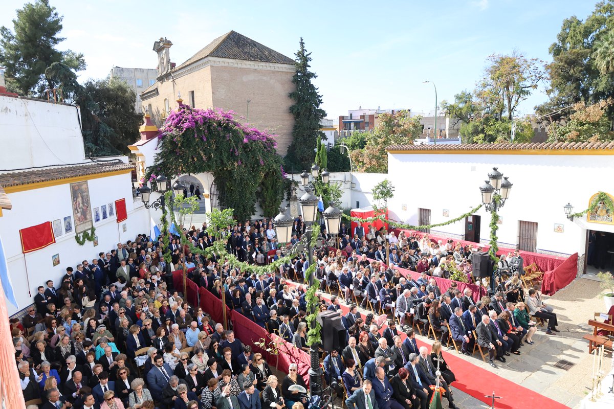 capuchinossvq's tweet photo. #275FrayIsidoro |El relicario de la Divina Pastora, acompañado de las hermandades pastoreñas. Finaliza así este Santo Rosario Magno dando comienzo a la misa presidida por nuestro Guardián, el Rvdo. Fray Antonio Vázquez Ruiz. https://t.co/kLqmLBsaoU