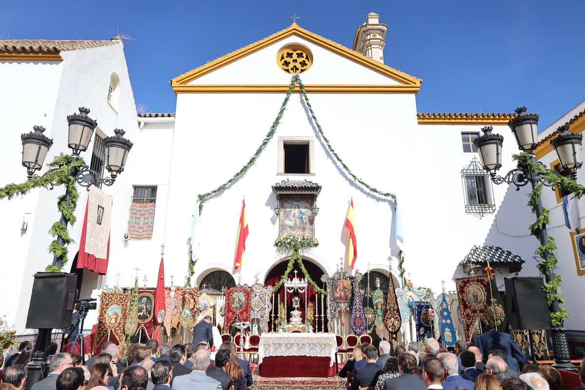 capuchinossvq's tweet photo. #275FrayIsidoro |El relicario de la Divina Pastora, acompañado de las hermandades pastoreñas. Finaliza así este Santo Rosario Magno dando comienzo a la misa presidida por nuestro Guardián, el Rvdo. Fray Antonio Vázquez Ruiz. https://t.co/kLqmLBsaoU