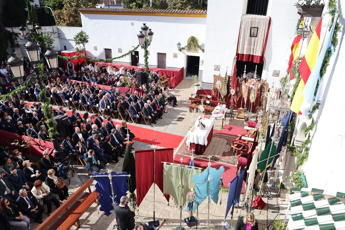 capuchinossvq's tweet photo. #275FrayIsidoro |El relicario de la Divina Pastora, acompañado de las hermandades pastoreñas. Finaliza así este Santo Rosario Magno dando comienzo a la misa presidida por nuestro Guardián, el Rvdo. Fray Antonio Vázquez Ruiz. https://t.co/kLqmLBsaoU