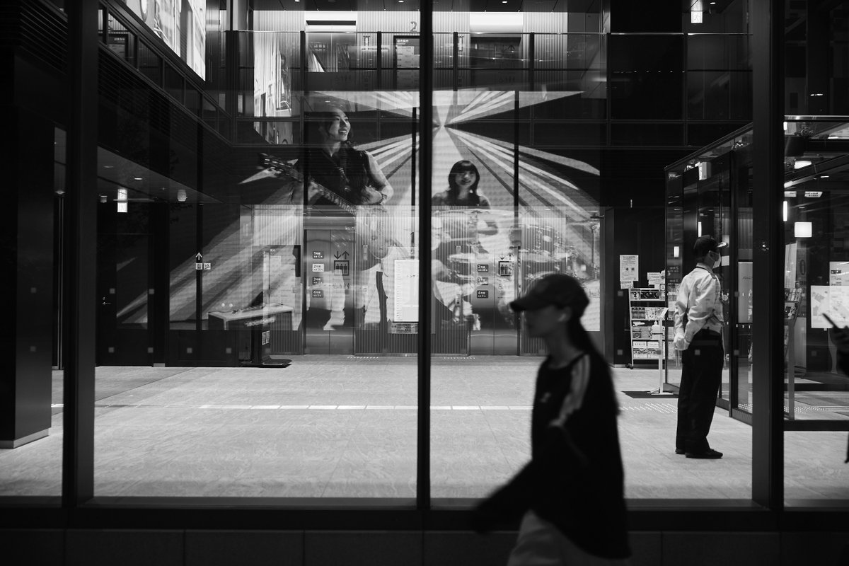 zauber2011's tweet photo. Reflections of Reality
#urbanreflections #streetphotography #bwstreet #tokyolights #mirrorcity #visualoverlap #cinematicstreet #blackandwhitephoto #modernillusion #urbancontrast #streetvision #everydaytheatre https://t.co/LJswVWyQWQ
