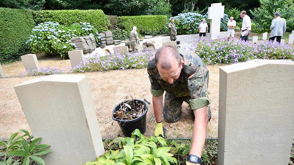 GvHouseGuernsey's tweet photo. Marking #Armistice in #Guernsey at both British &amp; German memorials with Colonels Kevin, Jörn + other visiting #Budeswehr &amp; British Officers. #WeAreNATO #StrongerTogether @HQARRC @bundeswehrInfo @NATO @SHAPE_NATO @HMSDaring #RAF @PoppyLegion @Volksbund @CWGC #WeWillRememberThem https://t.co/X8CF31Zz2Q