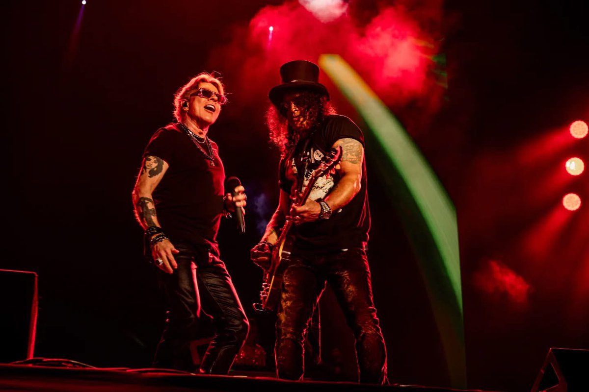 slashworldarg's tweet photo. Slash y Axl / Guns N’ Roses

5 de noviembre de 2025
🇵🇪
Lima, Perú 
Estadio Nacional

Show n° 43
Gira: Because What You Want &amp; What You Get Are Two Completely Different Things. 

Foto credito: @gunsnroses 

🤘🎩🌎

#slash #gunsnroses #gnfnrs #slashlive #axlrose https://t.co/OEZ8Trzckn