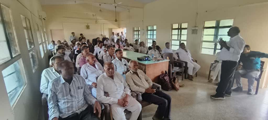 girdhar_loh's tweet image. Organised Meeting with Progressive #Sugarcan grower at Kodinar Sugar Factory. Taken up session to Improve Yield with #Jaindrip System 
#Jaindrip fertigation 
#New Method of Sowing &amp;amp; insect pest Mana.
#Harvesting by Automatic 
#Basic fertilizers Appl. 
@AjitJisl, @abhedya_