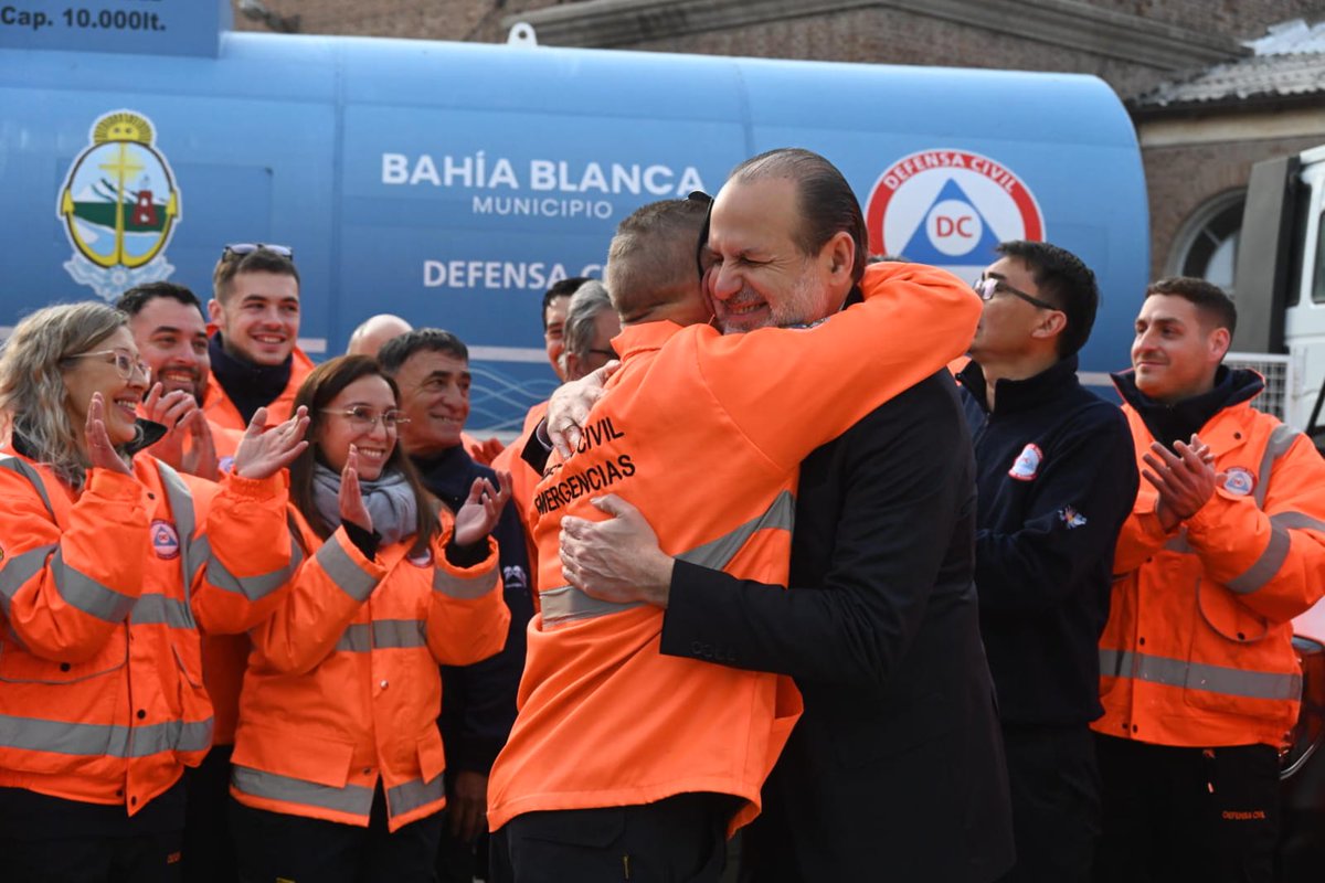 Gracias a quienes todos los días sostienen con esfuerzo y compromiso el funcionamiento de nuestra ciudad y están en la primera línea, con compromiso, durante los momentos más difíciles.

Su trabajo y dedicación hicieron posible que Bahía Blanca se sostenga en los momentos más