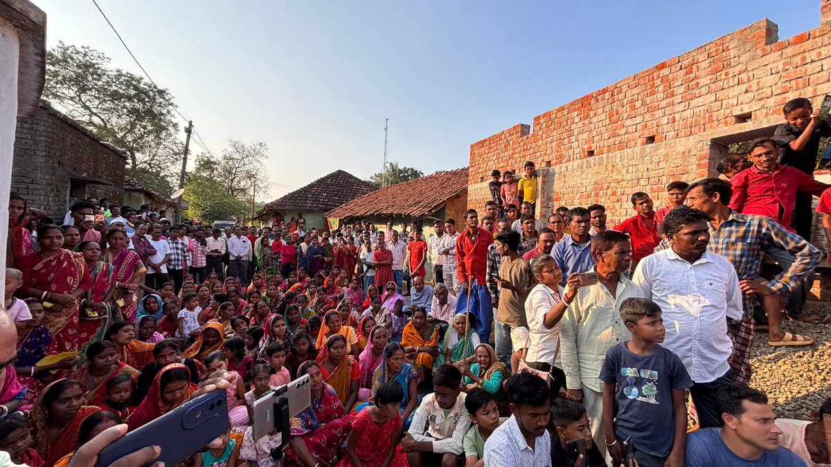 ItsSanju143's tweet photo. आज धालभूमगढ़ प्रखंड के विभिन्न पंचायतों में डोर टू डोर जनसंपर्क अभियान जारी है , JLKM को आपकी सेवा का मौका दे एक बार जोहार झारखंड 🙏✂️🌾 #Jlkm #jlkmparty #tigerjairammahato #jbkss #jharkhandelection #ghatshila https://t.co/sV5TIGk2YB