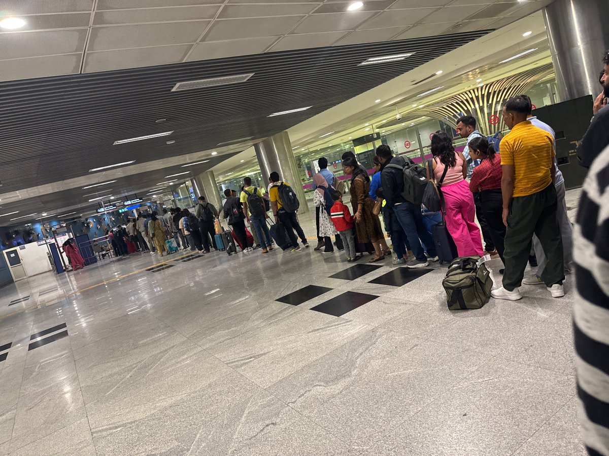 drveeranna's tweet photo. @OfficialDMRC T1 Security check in status to go inside 😊 https://t.co/DoWvmQN0CN
