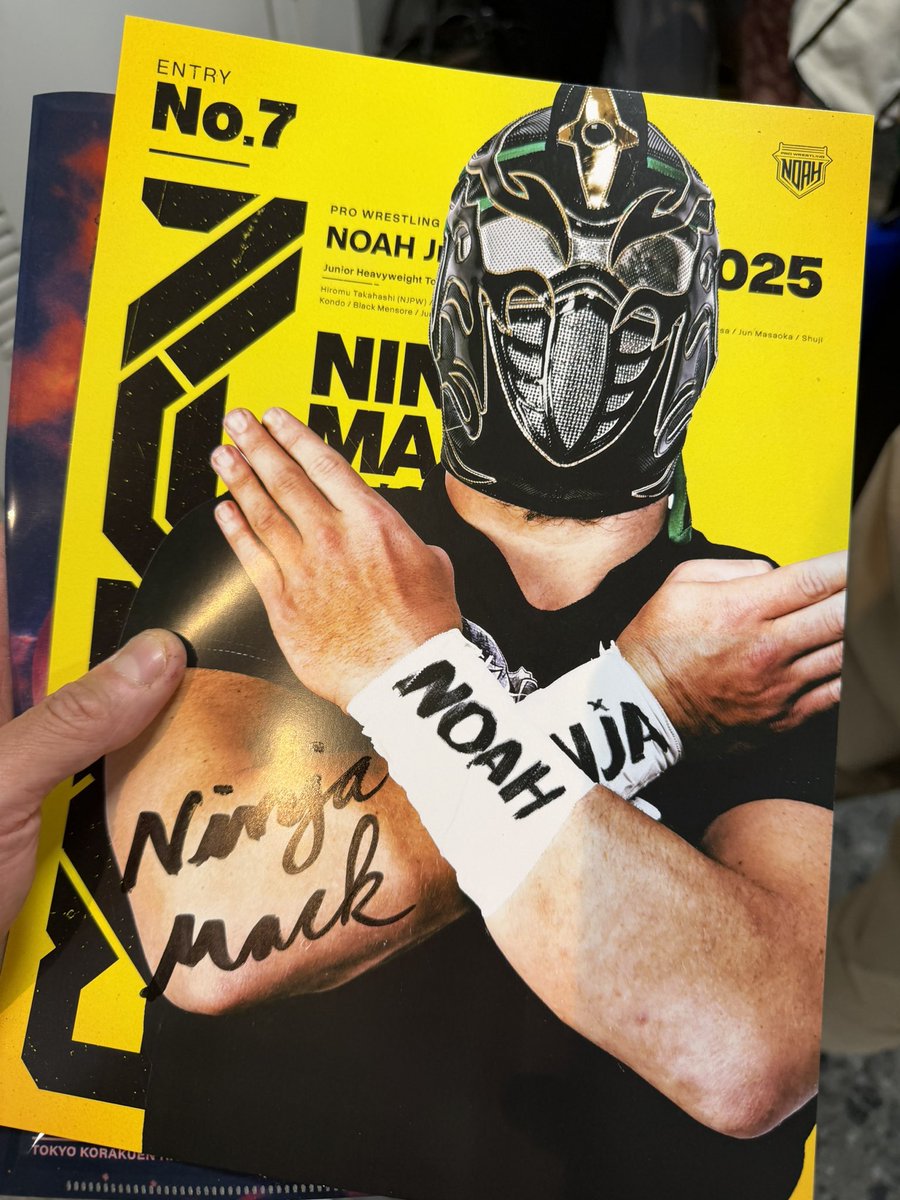 TACK59089236's tweet image. 大会終了後のサイン会！
まずはニンジャ・マック選手！

マスク欲しかったけど持ってきてないそうで…
次回買えたら買う〜

お帰り！マック！

#noah_ghc
#NinjaMack
#njrGP