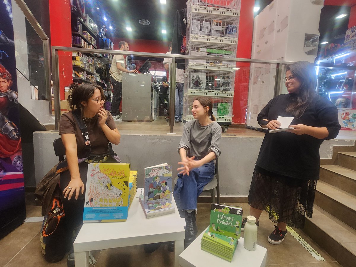 AspirinaWoolf's tweet photo. Natalia Velarde y Bárbara Alca conversan con Lucía González en  @Graficascomic @Nix98ConBotas @comicstores https://t.co/ox0NSurs2z