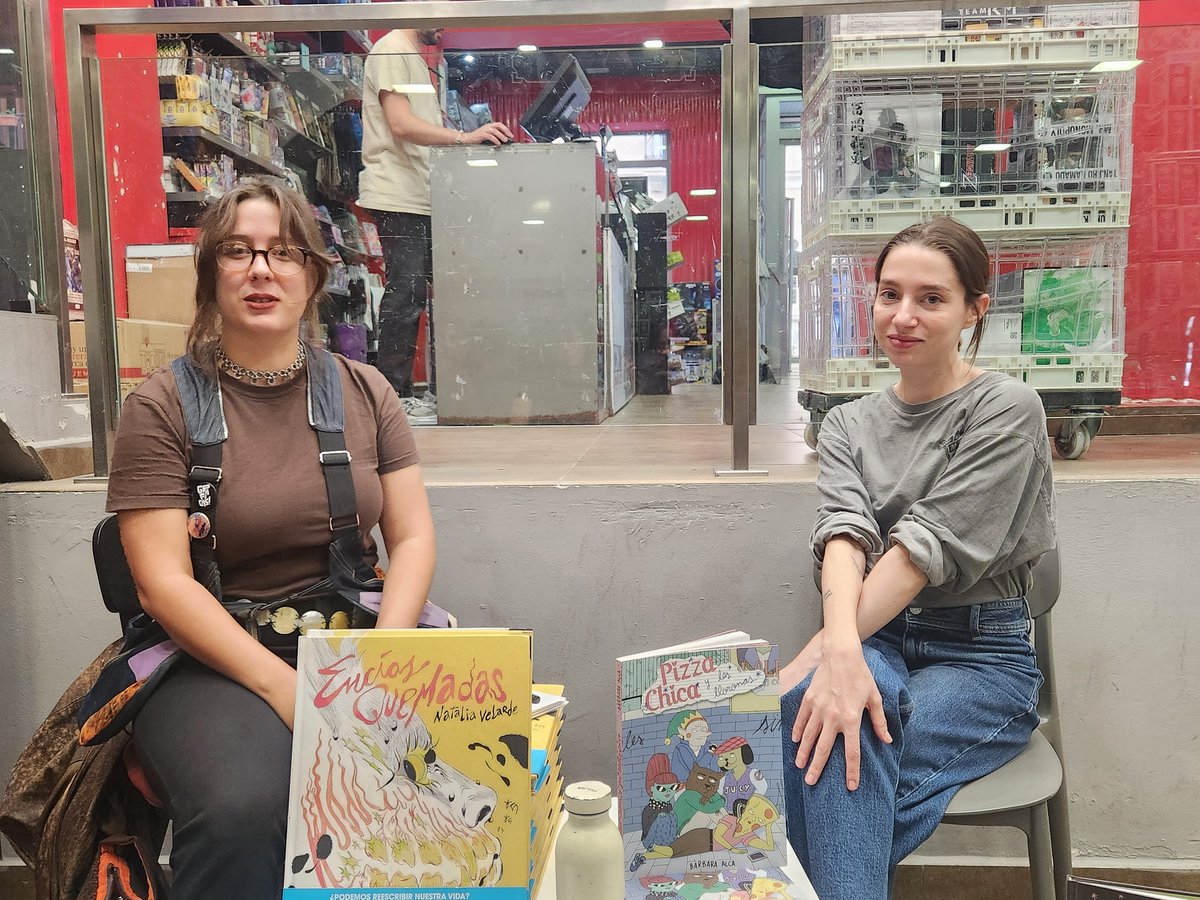 AspirinaWoolf's tweet photo. Natalia Velarde y Bárbara Alca conversan con Lucía González en  @Graficascomic @Nix98ConBotas @comicstores https://t.co/ox0NSurs2z