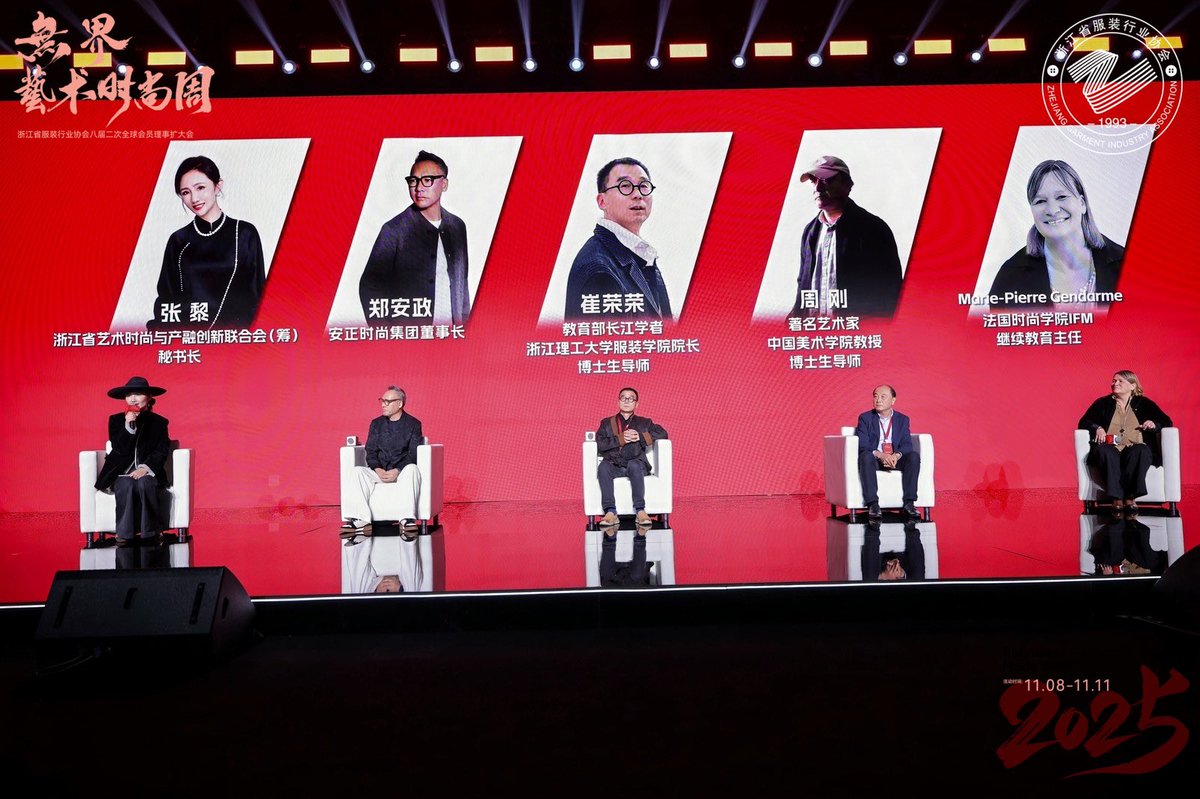 LinpingStyle's tweet image. 🤩On Nov 8, Boundless Mode Week at #Linping’s E-fashion Town witnessed not only the in-depth dialogue among experts from international universities and companies, but a grand #fashion show of SHIJIE to celebrate the tenth anniversary of E-fashion Town. 
#Hangzhou #LinpingStyle