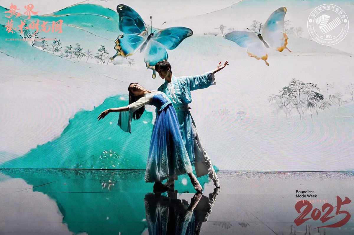 LinpingStyle's tweet image. 🤩On Nov 8, Boundless Mode Week at #Linping’s E-fashion Town witnessed not only the in-depth dialogue among experts from international universities and companies, but a grand #fashion show of SHIJIE to celebrate the tenth anniversary of E-fashion Town. 
#Hangzhou #LinpingStyle