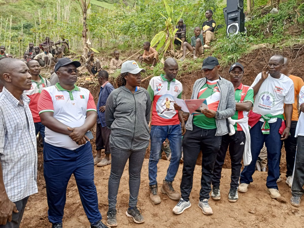 mbonisaac5's tweet photo. Ibikorwa rusangi vyo ku wa 8/11/2025 zone busenge /muhuta kwari ugusanura ibarabara rija kubiro vya zone busenge bikaba vyatewe iteka  n'ubuserukizi bwa @CnddFdd #muhuta ,abajejwe intwaro,imvukira ziyo zone,   Hon Félicité IRAHARIRA yatowe @Bujaprov2025 , https://t.co/ELNYh0Oggk