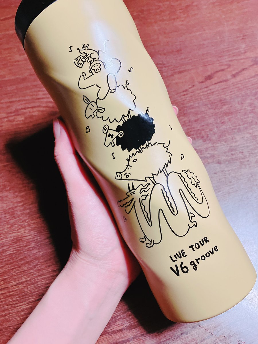 apr_6v's tweet photo. 最近、grooveコンのタンブラーを職場に持ってっていて。
我がクラスは来月の発表会でブレーメンのおんがくたいの劇をすることに決まって。
このタンブラー見たお子が
「あっ！ブレーメンだ😮!!」って言ってた。
可愛いねぇ♡
V6だよ〜♡♡笑 https://t.co/cG6qerf0Xa