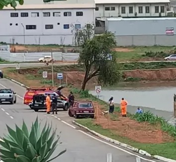 correiodeminas's tweet image. Polícia Civil realiza buscas na lagoa da Praça de Eventos para tentar localizar a arma usada em homicídio que chocou a cidade #correiodeminas

#pcmg #lagoa #arma #investigação #homicídio #correiodeminasonline

correiodeminas.com.br/2025/11/08/pol…